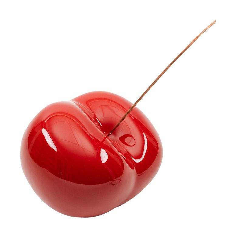 Ciliegia in ceramica di colore rosso cangiante è un'opera d'arte realizzata a mano in Italia con smalti atossici. La Gegia può essere appesa alla parete o utilizzata come soprammobile. In negozio e online su tuttochic.live
