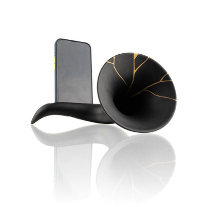 Scaramaz è un amplificatore compatibile con tutti gli smartphone in cui la cassa acustica è posizionata in basso, vicino al microfono. Scaramaz ti permetterà di aumentare il volume del tuo smartphone di 15/20 decibel! Realizzato a mano in ceramica 100% italiana e smalti atossici. In negozio e online su tuttochic.live