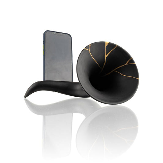 Scaramaz è un amplificatore compatibile con tutti gli smartphone in cui la cassa acustica è posizionata in basso, vicino al microfono. Scaramaz ti permetterà di aumentare il volume del tuo smartphone di 15/20 decibel! Realizzato a mano in ceramica 100% italiana e smalti atossici. In negozio e online su tuttochic.live