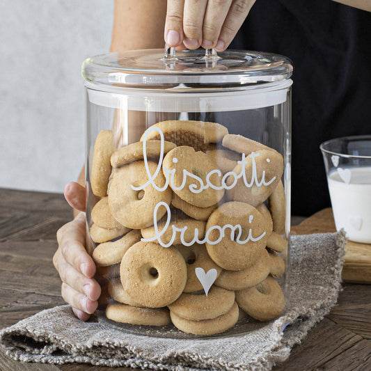 La Biscottiera "biscotti buoni" di Simple Day è elegante e funzionale, realizzata in pregiato vetro borosilicato trasparente con guarnizione ermetica per mantenere i biscotti freschi e croccanti. In negozio e online su tuttochic.live
