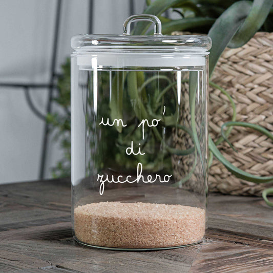 Barattolo è realizzato in vetro borosilicato trasparente, ideale per conservare i tuoi alimenti preferiti in modo sicuro e duraturo. Dimensioni: ø 12 x h 20 cm. In negozio e online su tuttochic.live