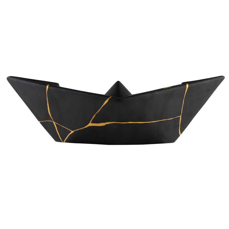 La Barchetta Origami Kintsugi in ceramica può essere utilizzata come portaoggetti, svuotatasche o fermacarte, Dimensioni: cm 42 x 17 x h 12. In negozio e online su tuttochic.live