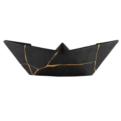 La Barchetta Origami Kintsugi in ceramica può essere utilizzata come portaoggetti, svuotatasche o fermacarte, Dimensioni: cm 42 x 17 x h 12. In negozio e online su tuttochic.live