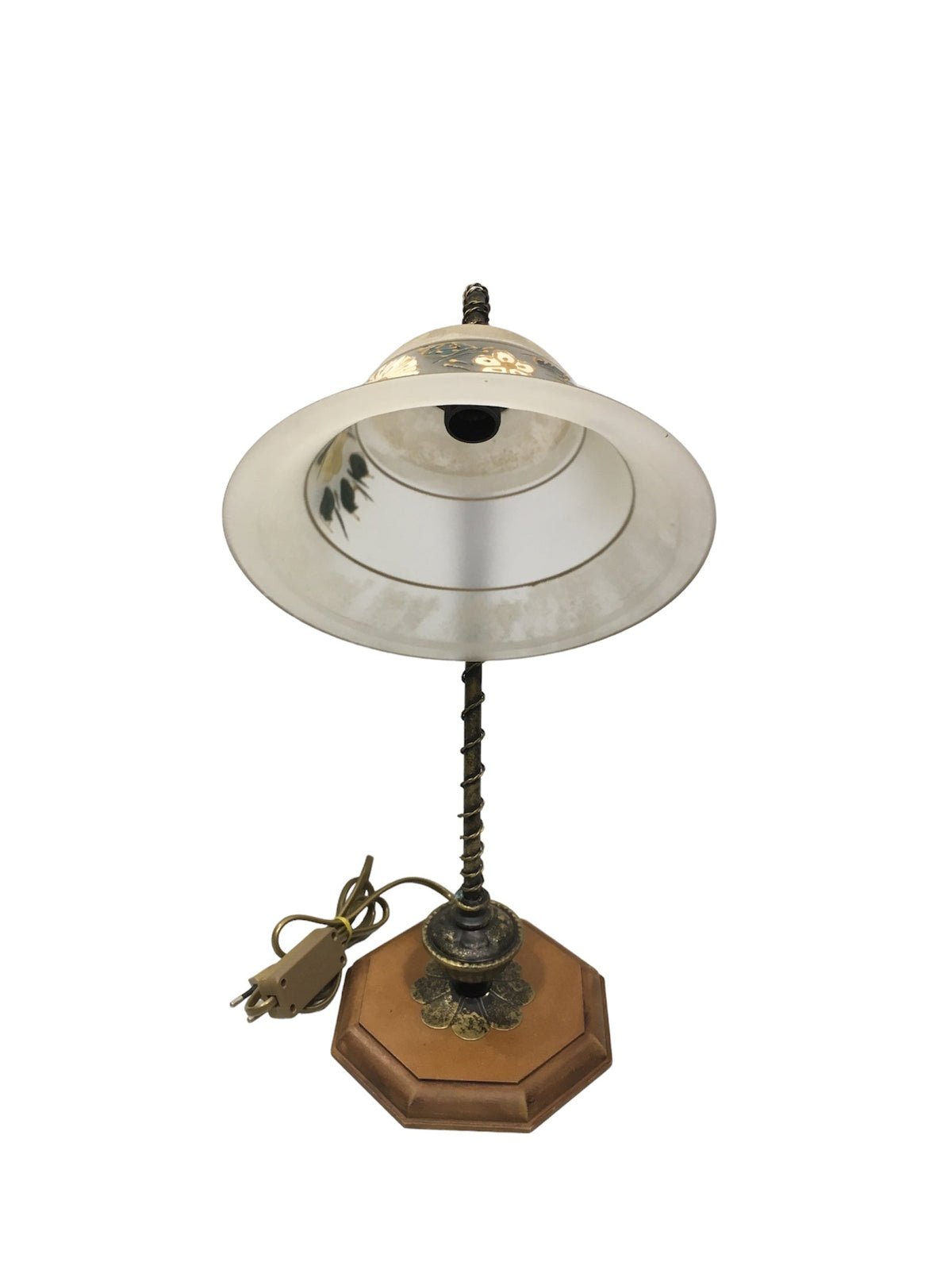 Lampada da tavolo in stile classico con braccetto in metallo di colore bronzo e oro, base in legno di forma ottagonale e coppa in vetro sabbiato decorato a mano, funziona con una lampadina attacco piccolo E14 (non inclusa). Dimensioni: cm 25 x 40,5 h - base cm 16 x 16. In negozio e online su tuttochic.live
