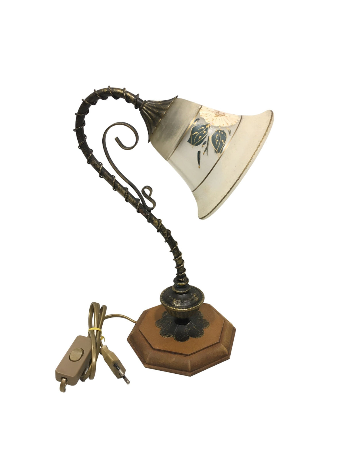 Lampada da tavolo in stile classico con braccetto in metallo di colore bronzo e oro, base in legno di forma ottagonale e coppa in vetro sabbiato decorato a mano, funziona con una lampadina attacco piccolo E14 (non inclusa). Dimensioni: cm 22 x 33 h - base cm 14 x 14. In negozio e online su tuttochic.live