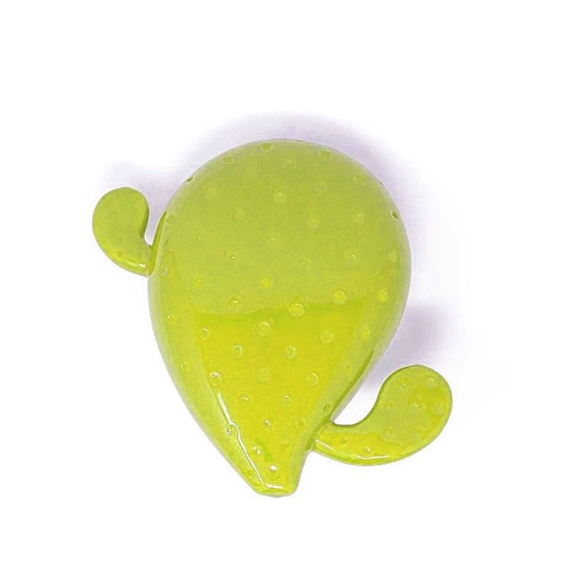 Gli umidificatori da termosifone “Cactus pala” pensati per essere appesi ai termosifoni di ogni stanza e possono essere lasciati lì tutto l’anno come elemento decorativo. Peso: 400 gr Dimensioni: 20 x 20 x 6 cm Utilizzo: umidificatore per termosifone, vaso per fiori da parete. In negozio e online su tuttochic.live