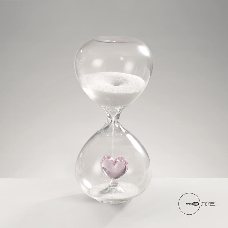 Clessidra decorativa in vetro trasparente con sabbia bianca e cuore rosa interno, collezione Mascagni Casa, Tutto Chic.