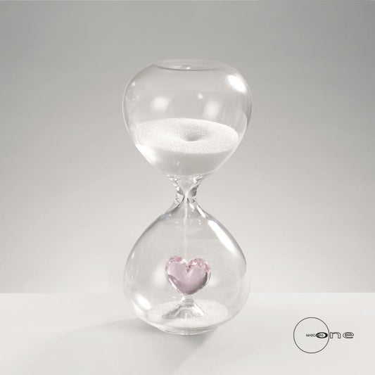 Clessidra decorativa in vetro trasparente con sabbia bianca e cuore rosa interno, collezione Mascagni Casa, Tutto Chic.
