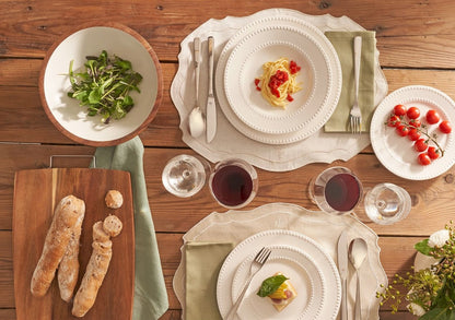 Confezione di 18 piatti da tavola in pregiata porcellana Bone China bianca lavorata composto da: 6 piatti piani ø cm 28, 6 piatti fondi ø cm 20, 6 piatti frutta ø cm 21. Lavabile in lavastoviglie Utilizzabile in microonde  Utilizzabile in forno tradizionale. In negozio e online su tuttochic.live