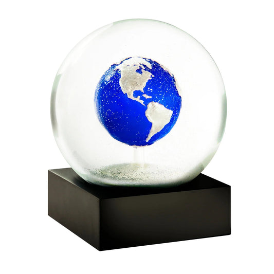 Rilassa la tua mente e regala un tocco di eleganza alla tua casa con questa sfera con neve ispirata alla famosa foto della terra dallo spazio. Dimensioni: cm 8 x 8 x 12 h. Non sono giocattoli per bambini. In negozio e online su tuttochic.live