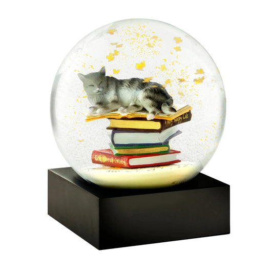 Rilassa la tua mente e regala un tocco di eleganza alla tua casa con questa sfera con neve al mondo magico della lettura. Dimensioni: cm 8 x 8 x 12 h. Non sono giocattoli per bambini. In negozio e online su tuttochic.live