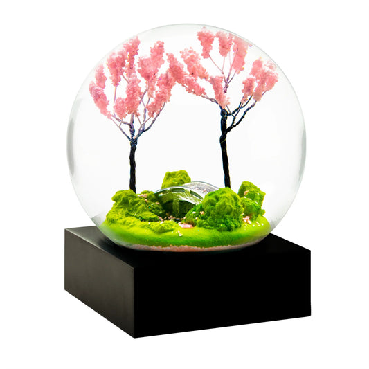 Rilassa la tua mente e regala un tocco di eleganza alla tua casa con questa sfera con neve ispirata alla Primavera. Dimensioni: cm 8 x 8 x 12 h. Non sono giocattoli per bambini. In negozio e online su tuttochic.live
