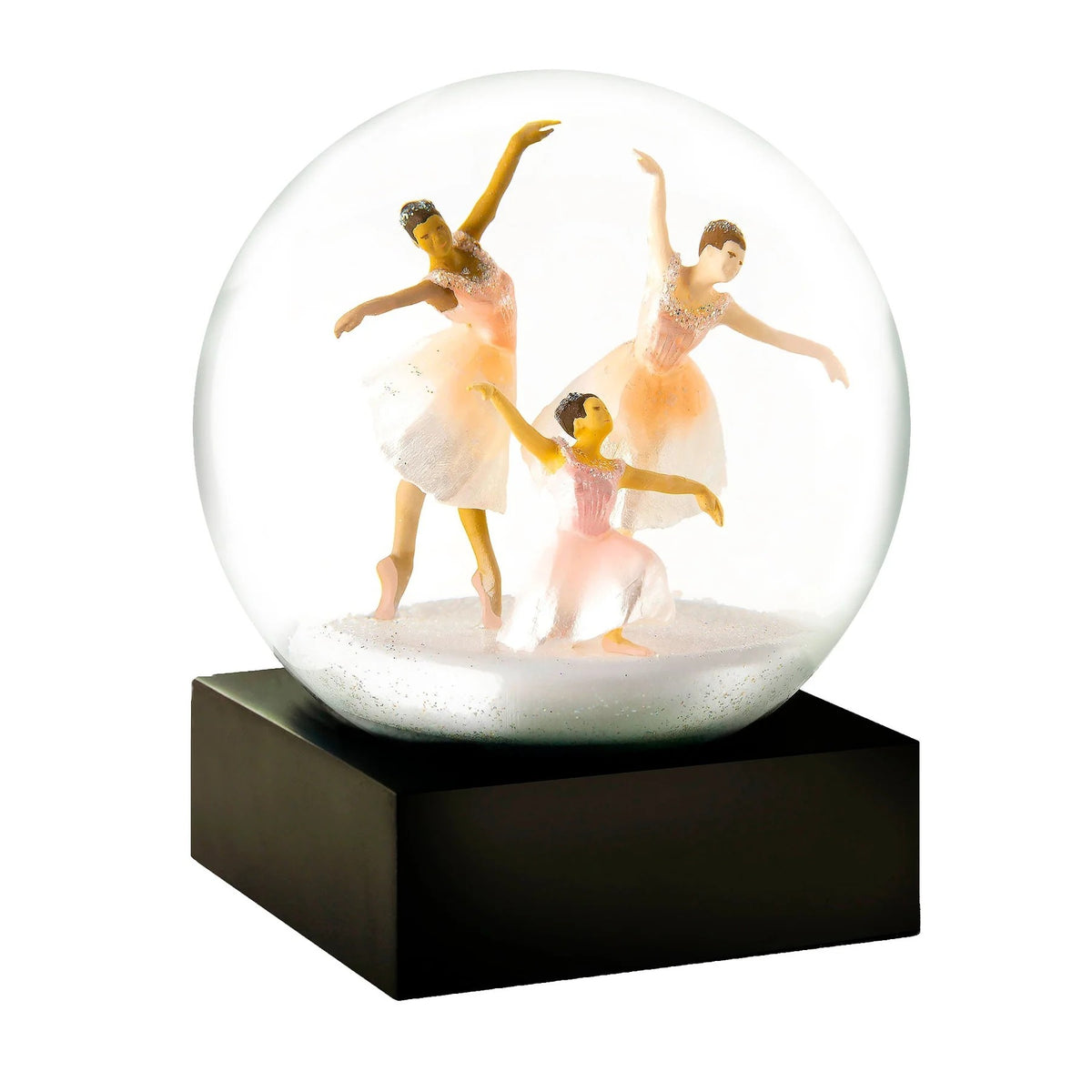 Rilassa la tua mente e regala un tocco di eleganza alla tua casa con questa sfera con neve con tre ballerine. Dimensioni: cm 8 x 8 x 12 h. Non sono giocattoli per bambini. In negozio e online su tuttochic.live
