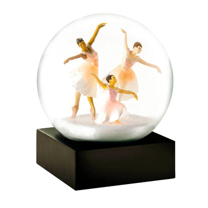Rilassa la tua mente e regala un tocco di eleganza alla tua casa con questa sfera con neve con tre ballerine. Dimensioni: cm 8 x 8 x 12 h. Non sono giocattoli per bambini. In negozio e online su tuttochic.live