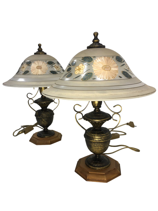Set di 2 lampade da tavolo in stile classico in metallo di colore bronzo e oro, base in legno di forma ottagonale e coppa in vetro sabbiato decorato a mano. Funzionano con una lampadina attacco piccolo E14 (non inclusa). Dimensioni: cm 31 x 42 h - base cm 14 x 14. In negozio e online su tuttochic.live