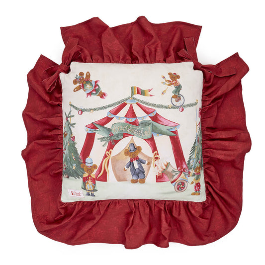 Cuscino per sedia realizzato in cotone di alta qualità, è arricchito con una delicata balza per un tocco di eleganza. Il disegno raffinato con il tema natalizio di orsetti al circo lo rende un elemento unico e raffinato per la tua casa. Dimensioni: cm 40 x 40 + 15 cm di balza. In negozio e online su tuttochic.live