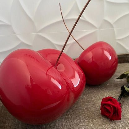 Ciliegia in ceramica di colore rosso cangiante è un'opera d'arte realizzata a mano in Italia con smalti atossici. La Gegia può essere appesa alla parete o utilizzata come soprammobile. In negozio e online su tuttochic.live