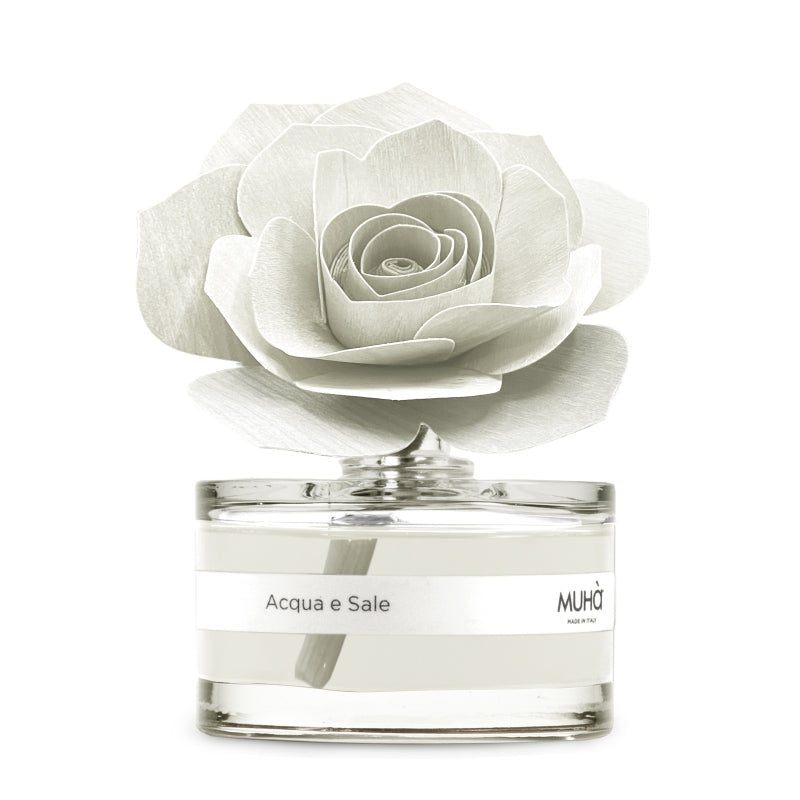 Profumatore d'ambiente Muhà Rosa Diffuser Acqua e Sale in boccetta di vetro trasparente con essenza cristallina, etichetta bianca e diffusore artigianale a forma di rosa in legno bianco avorio, Tutto Chic.