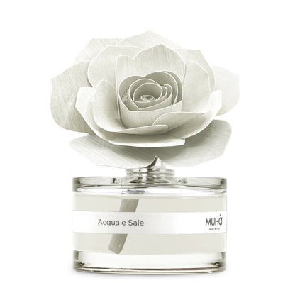 Profumatore d'ambiente Muhà Rosa Diffuser Acqua e Sale in boccetta di vetro trasparente con essenza cristallina, etichetta bianca e diffusore artigianale a forma di rosa in legno bianco avorio, Tutto Chic.