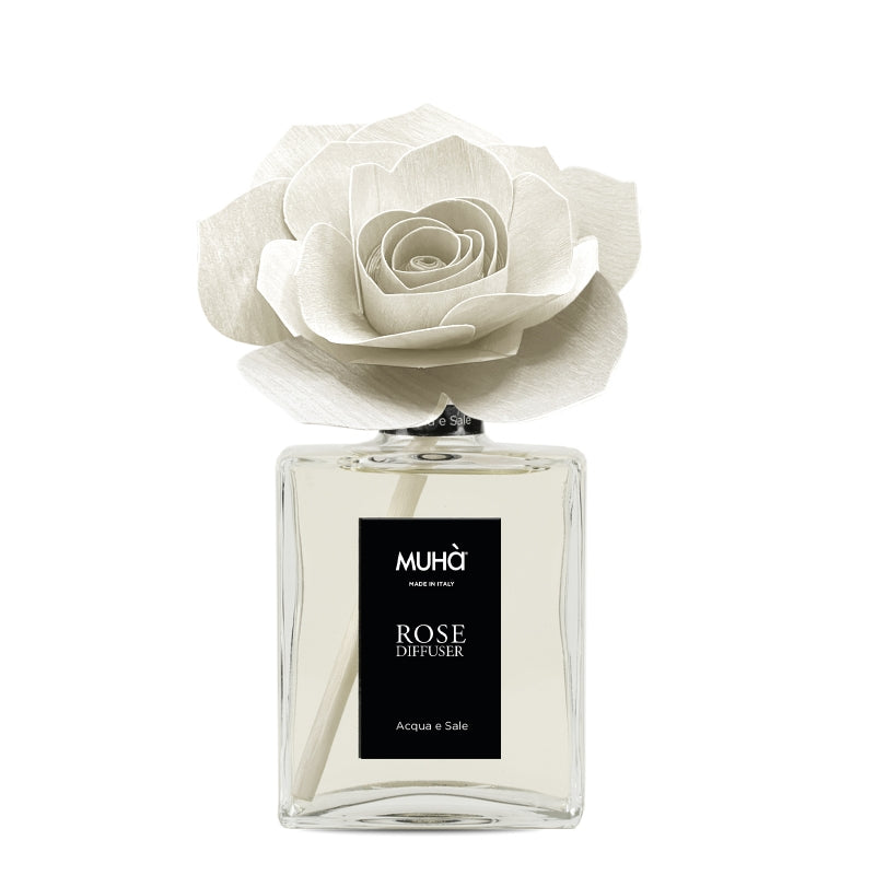 Profumatore d'ambiente Muhà Rose Diffuser Acqua e Sale in flacone grande squadrato di vetro trasparente con essenza limpida, etichetta verticale nera e diffusore artigianale a forma di rosa in legno bianco panna, Tutto Chic.