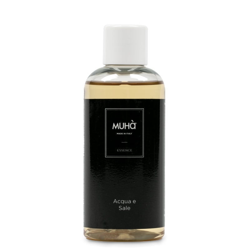 Ricarica profumatore d'ambiente con diffusore a forma di fiore e stick in fibra. ACQUA E SALE La fragranza  sprigiona la freschezza della brezza del mare carica di ozono e dei profumi di anice e sale, repentinamente vira su sentori di geranio e orchidea adagiati su un fondo... In negozio e online su tuttochic.live