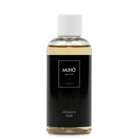 Ricarica profumatore d'ambiente con diffusore a forma di fiore e stick in fibra. ACQUA E SALE La fragranza  sprigiona la freschezza della brezza del mare carica di ozono e dei profumi di anice e sale, repentinamente vira su sentori di geranio e orchidea adagiati su un fondo... In negozio e online su tuttochic.live