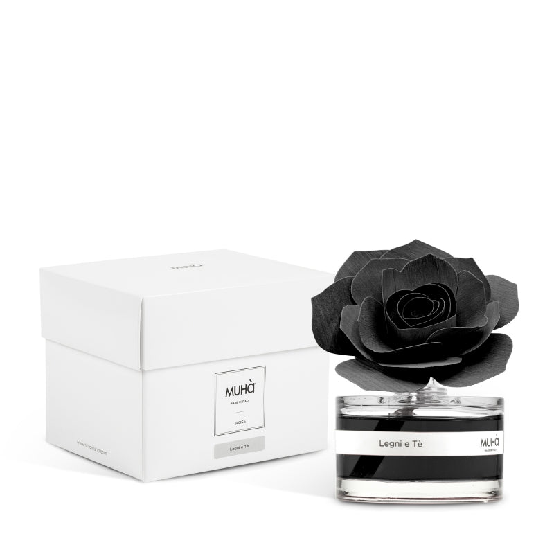 Una raffinata confezione in bottiglia di vetro, con diffusore a forma di rosa in legno di betulla naturale realizzato a mano. Info sulla fragranza LEGNI E TÈ  Ricordi di un souk d'oriente sono evocati dal profumo agrumato del bergamotto e dell'arancia... In negozio e online su tuttochic.live