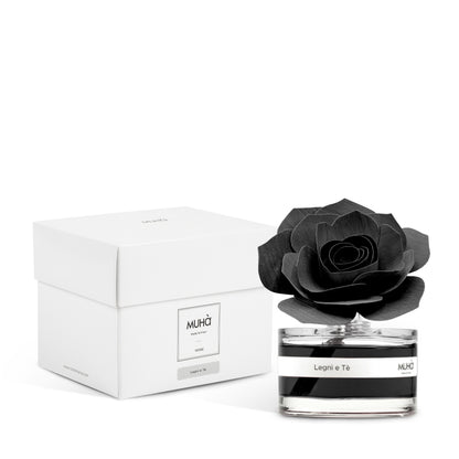 Una raffinata confezione in bottiglia di vetro, con diffusore a forma di rosa in legno di betulla naturale realizzato a mano. Info sulla fragranza LEGNI E TÈ  Ricordi di un souk d'oriente sono evocati dal profumo agrumato del bergamotto e dell'arancia... In negozio e online su tuttochic.live