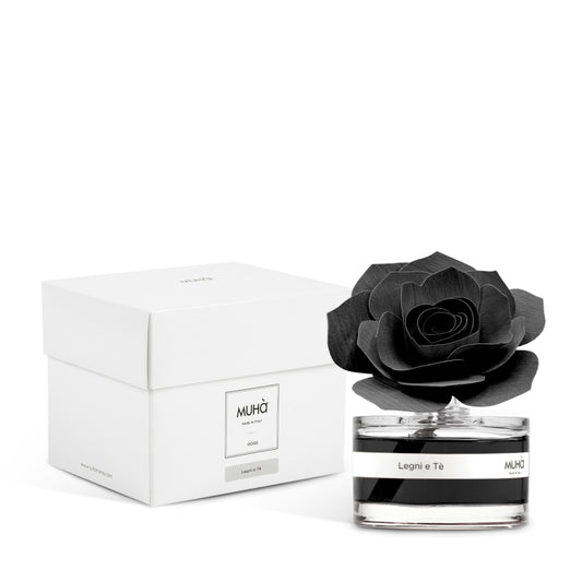 Una raffinata confezione in bottiglia di vetro, con diffusore a forma di rosa in legno di betulla naturale realizzato a mano. Info sulla fragranza LEGNI E TÈ  Ricordi di un souk d'oriente sono evocati dal profumo agrumato del bergamotto e dell'arancia... In negozio e online su tuttochic.live