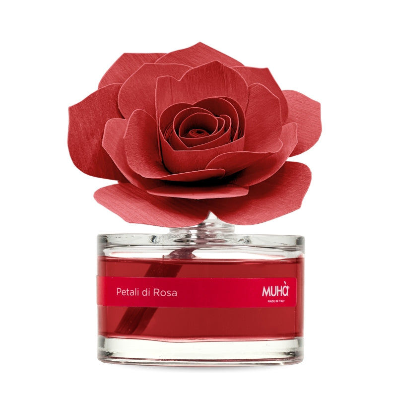 Profumatore d'ambiente Muhà Rosa Diffuser Petali di Rosa in boccetta di vetro trasparente con essenza rossa, etichetta corallo e diffusore artigianale a forma di rosa in legno rosso acceso, Tutto Chic.