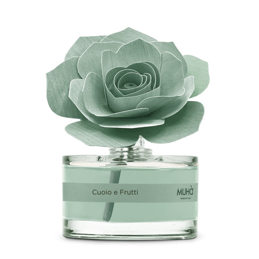 Profumatore d'ambiente Muhà Rosa Diffuser Cuoio e Frutti in boccetta di vetro trasparente con essenza verde acqua e diffusore artigianale a forma di rosa in legno verde salvia, Tutto Chic.