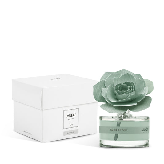 Profumatore d'ambiente Muhà Rosa Diffuser Cuoio e Frutti in boccetta di vetro trasparente con essenza verde acqua e diffusore artigianale a forma di rosa in legno verde salvia, Tutto Chic.