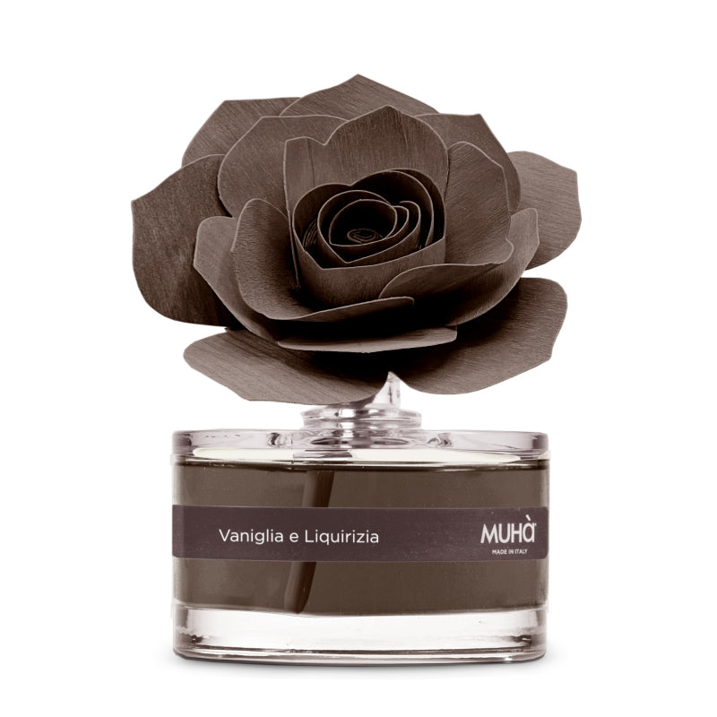 Profumatore d'ambiente in bottiglia di vetro con diffusore a forma di rosa in legno di betulla realizzato a mano. Completo di essenza 50 ml. VANIGLIA E LIQUIRIZIA Profumo deciso, inebriante e moderno. La combinazione della liquirizia nera con la delicatezza della vaniglia. In negozio e online su tuttochic.live
