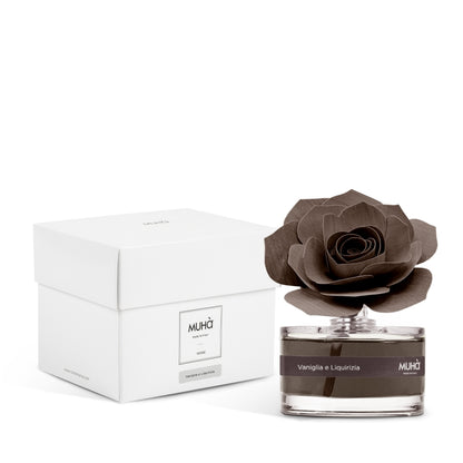 Profumatore d'ambiente in bottiglia di vetro con diffusore a forma di rosa in legno di betulla realizzato a mano. Completo di essenza 50 ml. VANIGLIA E LIQUIRIZIA Profumo deciso, inebriante e moderno. La combinazione della liquirizia nera con la delicatezza della vaniglia. In negozio e online su tuttochic.live