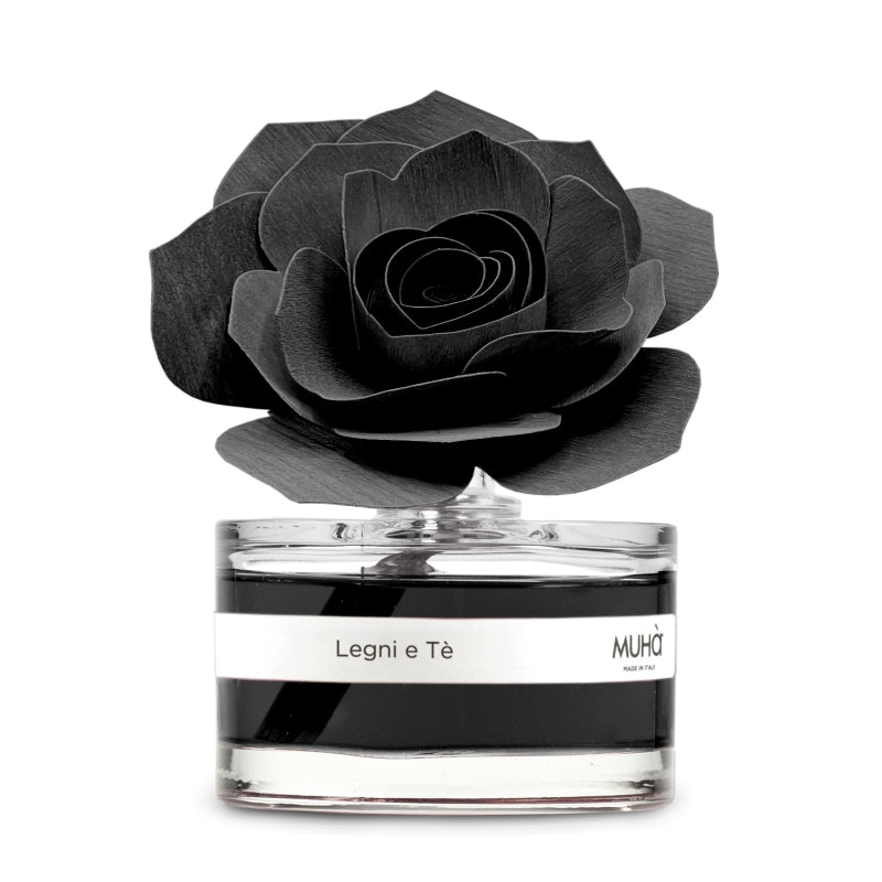 Una raffinata confezione in bottiglia di vetro, con diffusore a forma di rosa in legno di betulla naturale realizzato a mano. Info sulla fragranza LEGNI E TÈ  Ricordi di un souk d'oriente sono evocati dal profumo agrumato del bergamotto e dell'arancia... In negozio e online su tuttochic.live