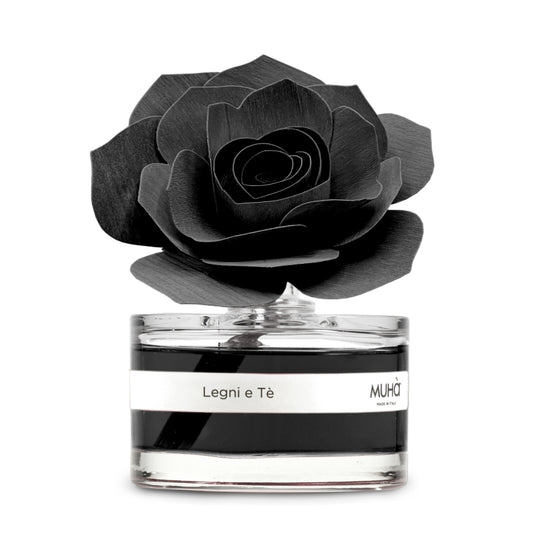 Una raffinata confezione in bottiglia di vetro, con diffusore a forma di rosa in legno di betulla naturale realizzato a mano. Info sulla fragranza LEGNI E TÈ  Ricordi di un souk d'oriente sono evocati dal profumo agrumato del bergamotto e dell'arancia... In negozio e online su tuttochic.live