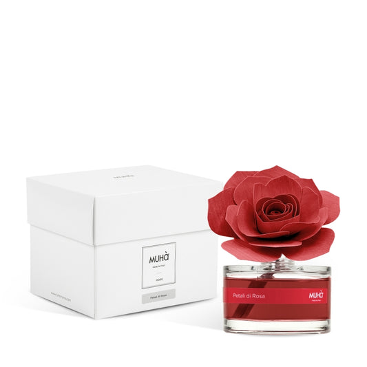 Profumatore d'ambiente Muhà Rosa Diffuser Petali di Rosa in boccetta di vetro trasparente con essenza rossa, etichetta corallo e diffusore artigianale a forma di rosa in legno rosso acceso, Tutto Chic.