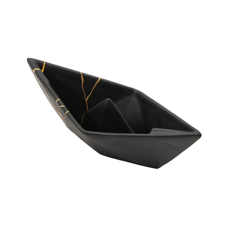 La Barchetta Origami Kintsugi in ceramica può essere utilizzata come portaoggetti, svuotatasche o fermacarte, Dimensioni: cm 30 x 13 x h 9. In negozio e online su tuttochic.live