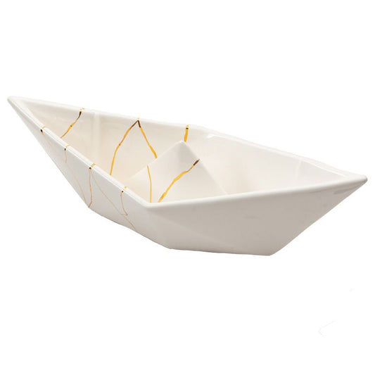 La Barchetta Origami Kintsugi in ceramica può essere utilizzata come portaoggetti, svuotatasche o fermacarte, Dimensioni: cm 42 x 17 x h 12. In negozio e online su tuttochic.live