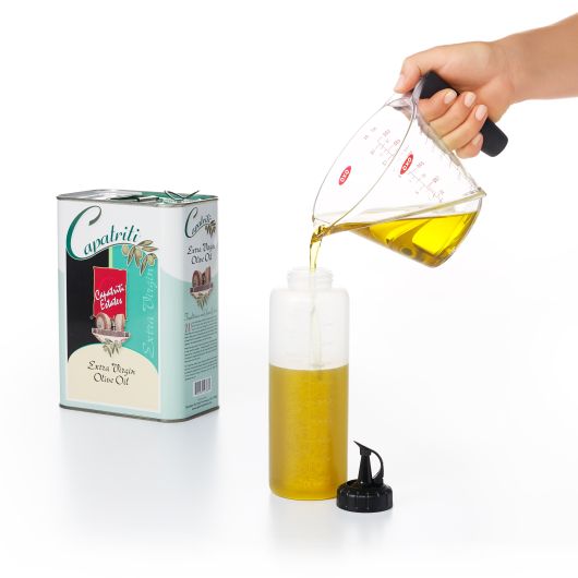 Flacone dispenser per condimenti, ideale per salse, olii, condimenti per insalata, sciroppo, ecc.• Tappo attaccato alla bottiglia per una facile apertura con una sola mano. 3 diversi indicatori di misurazione: tazze, oz, ml.• Materiale: plastica BPA free. In negozio e online su tuttochic.live