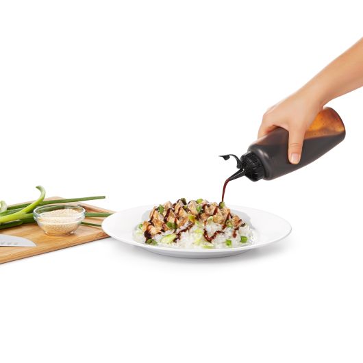 Flacone dispenser per condimenti, ideale per salse, olii, condimenti per insalata, sciroppo, ecc.• Tappo attaccato alla bottiglia per una facile apertura con una sola mano. 3 diversi indicatori di misurazione: tazze, oz, ml.• Materiale: plastica BPA free. In negozio e online su tuttochic.live