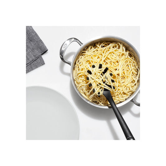 Il mestolo spaghetti di Oxo solleva, porziona e serve spaghetti, linguine e pasta capelli d'angelo con facilità. Gli utensili in nylon di Oxo sono funzionali, resistente al calore fino a 232 °C e non graffiano le pentole antiaderenti. Dimensioni: 2,5 x 6,5 x 33 cm. In negozio e online su tuttochic.live