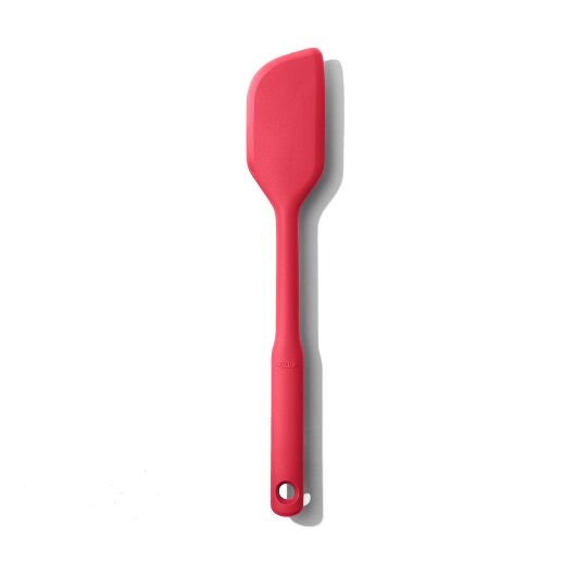 La spatola in silicone di OXO è lo strumento perfetto per mescolare, raschiare e altro ancora. La struttura in silicone antigraffio e resistente al calore è sicura per le pentole antiaderenti Senza BPA - Lavabile in lavastoviglie. Dimensioni: 31,75 x 5,3 cm. In negozio e online su tuttochic.live