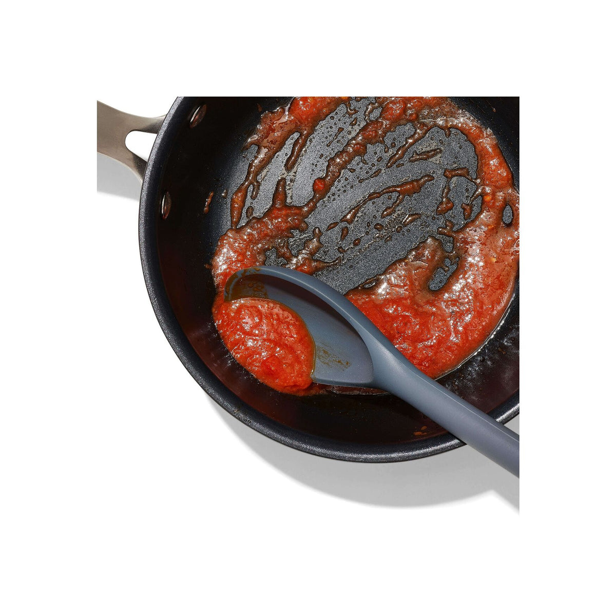 Questo cucchiaio da cucina multiuso è progettato con una forma arrotondata per adattarsi perfettamente alle curve di pentole e padelle, così puoi raccogliere fino all'ultimo pezzettino. Lavabile in lavastoviglie per una facile pulizia. Dimensioni: 33 x 5,7 cm. In negozio e online su tuttochic.live