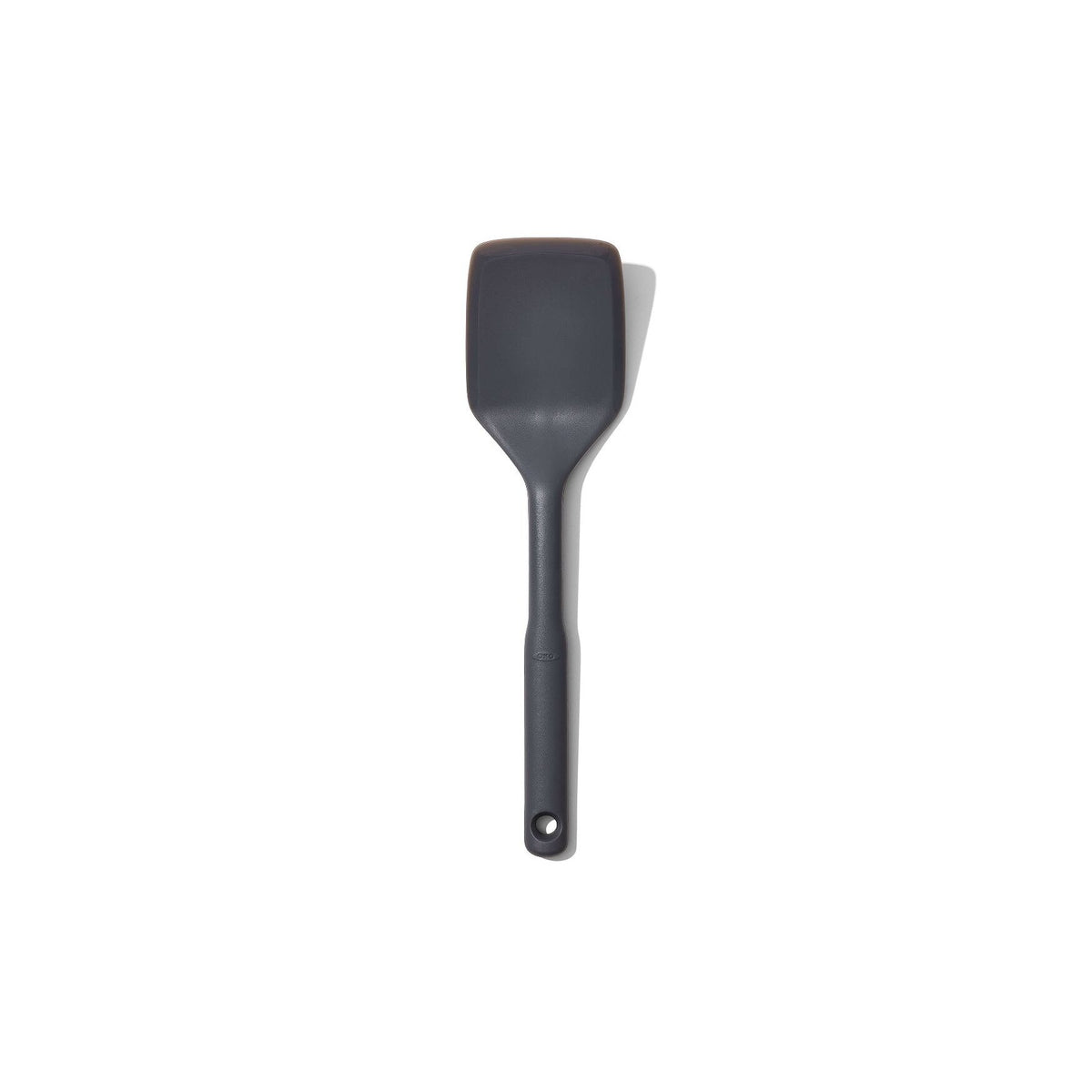 Questa paletta è appositamente progettata per adattarsi perfettamente a piccole padelle, sia che tu stia rosolando la carne o friggendo le uova. Il nucleo flessibile in metallo è racchiuso in silicone resistente al calore per l'uso in padelle. Dimensioni: 30,5 x 7,6 cm. In negozio e online su tuttochic.live