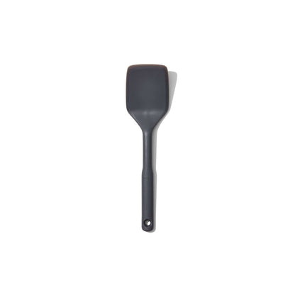 Questa paletta è appositamente progettata per adattarsi perfettamente a piccole padelle, sia che tu stia rosolando la carne o friggendo le uova. Il nucleo flessibile in metallo è racchiuso in silicone resistente al calore per l'uso in padelle. Dimensioni: 30,5 x 7,6 cm. In negozio e online su tuttochic.live