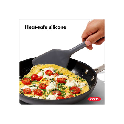 Questa paletta è appositamente progettata per adattarsi perfettamente a piccole padelle, sia che tu stia rosolando la carne o friggendo le uova. Il nucleo flessibile in metallo è racchiuso in silicone resistente al calore per l'uso in padelle. Dimensioni: 30,5 x 7,6 cm. In negozio e online su tuttochic.live