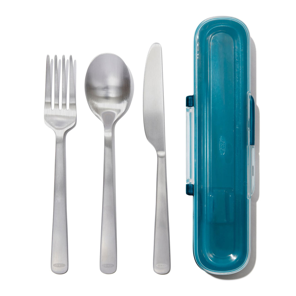 Forchetta, cucchiaio e coltello in acciaio inox di dimensioni standard in un comodissimo contenitore da trasporto. Ideale da utilizzare al lavoro, a scuola, e durante i picnic.• Materiale: Lavabile in lavastoviglie Dimensioni: cm 19,9 x 5,3. In negozio e online su tuttochic.live