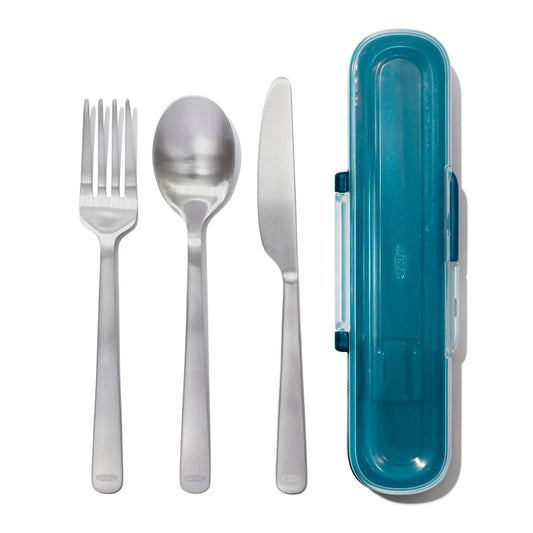 Forchetta, cucchiaio e coltello in acciaio inox di dimensioni standard in un comodissimo contenitore da trasporto. Ideale da utilizzare al lavoro, a scuola, e durante i picnic.• Materiale: Lavabile in lavastoviglie Dimensioni: cm 19,9 x 5,3. In negozio e online su tuttochic.live