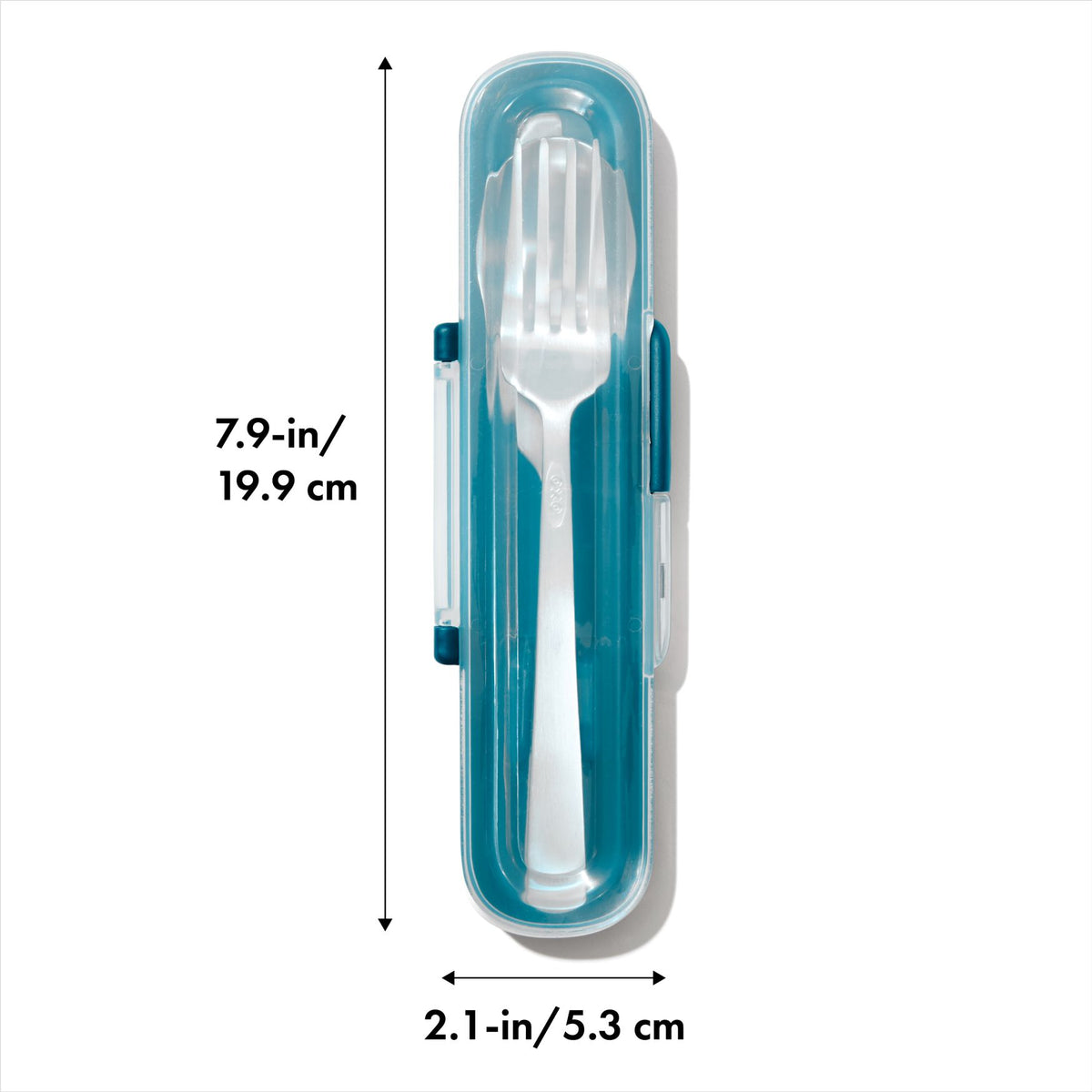 Forchetta, cucchiaio e coltello in acciaio inox di dimensioni standard in un comodissimo contenitore da trasporto. Ideale da utilizzare al lavoro, a scuola, e durante i picnic.• Materiale: Lavabile in lavastoviglie Dimensioni: cm 19,9 x 5,3. In negozio e online su tuttochic.live